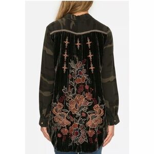 Johnny Was Valentina Bekvet Floral Embroidered Camo Button Down Silk Top Medium